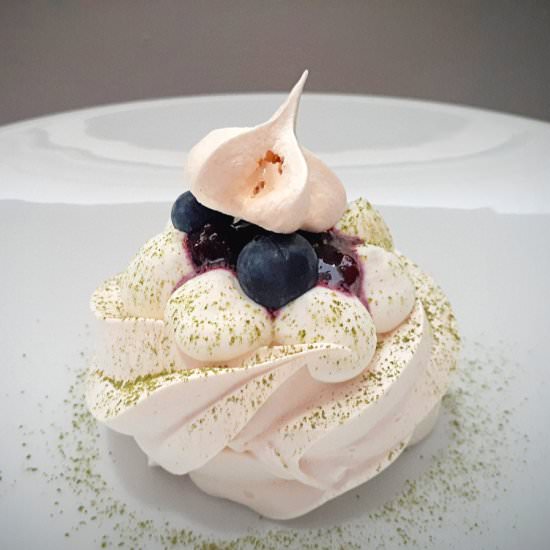 Pavlovas with a blueberry sauce - Recipe photo by Melamy