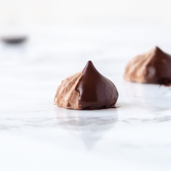 Vegan Chocolate Meringue Kisses - Recipe photo by Loud Bowl