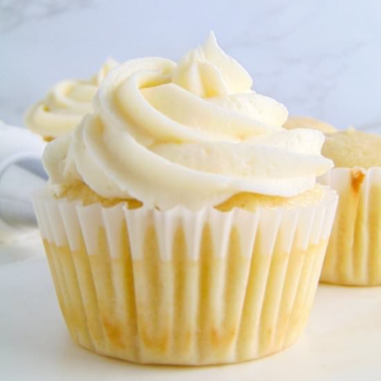 Basic Vanilla Cupcakes - Recipe photo by gingersnapsbakingaffairs