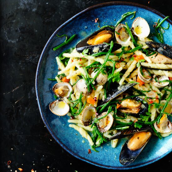 Seafood pasta with garlic butter - Recipe photo by servingdumplings