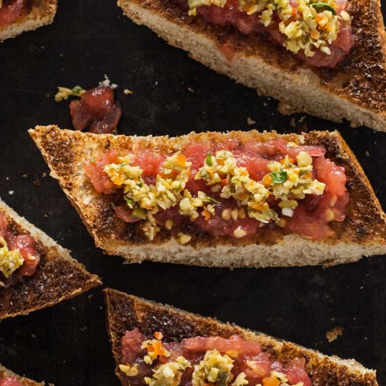 Pan con Tomate & Olive Tapenade - Recipe photo by cleanfooddirtygirl