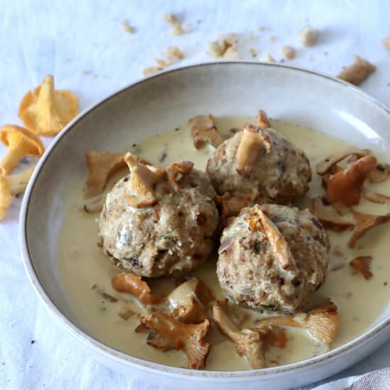 Dumplings with chanterelle sauce - Recipe photo by annalenashearthbeat