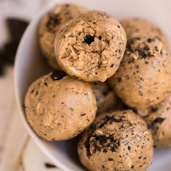COOKIES AND CREAM ENERGY BITES - Recipe photo by healthyfitnessmeals