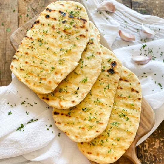5-MINUTE Garlic Flatbread - Recipe photo by Spain on a Fork