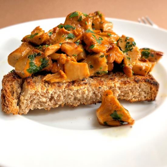 chanterelles on toast - Recipe photo by Cuisine Fiend
