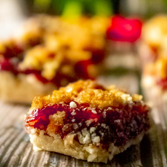 Jammy Raspberry Crumble Bars - Recipe photo by Surup