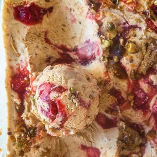 Strawberry and Pistachio Ice-Cream - Recipe photo by catherine.desserts