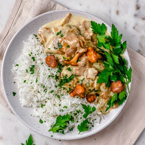 Chicken Thighs With Chanterelle Sauce - Recipe photo by theyummybowl
