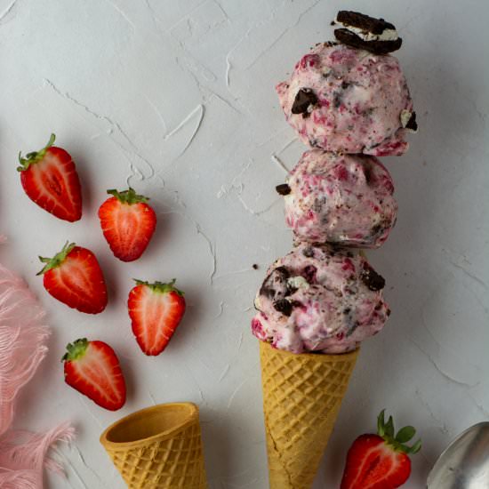 Strawberry oreo cheesecake icecream - Recipe photo by Lime Thyme