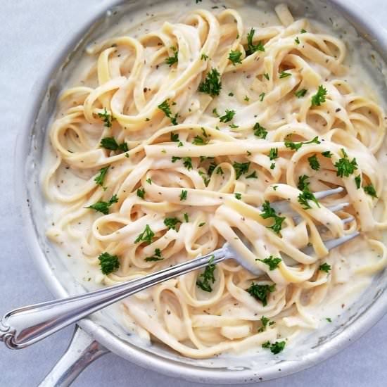 homemade fettuccine alfredo - Recipe photo by Eats Delightful