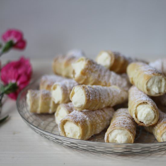 Horns with custard cream - Recipe photo by mecooks.com