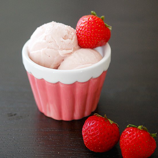 Strawberries and cream ice cream - Recipe photo by evabakes