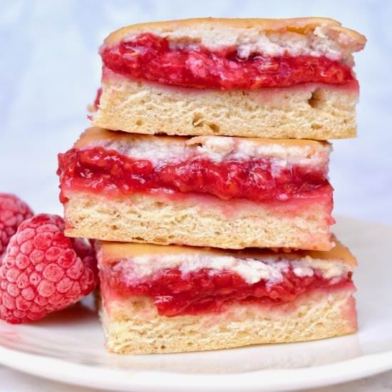 Vegan raspberry cheesecake bars - Recipe photo by theveganharmony