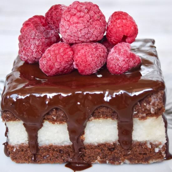 Chocolate cake with coconut cream - Recipe photo by theveganharmony