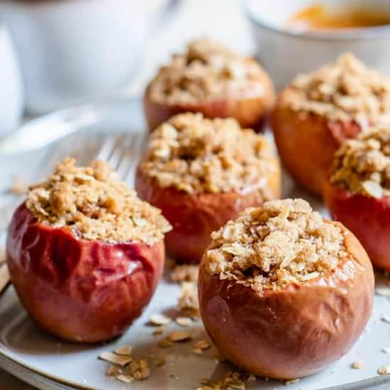 Oatmeal Crumble Baked Apples - Recipe photo by TheSaltyMarshmallow