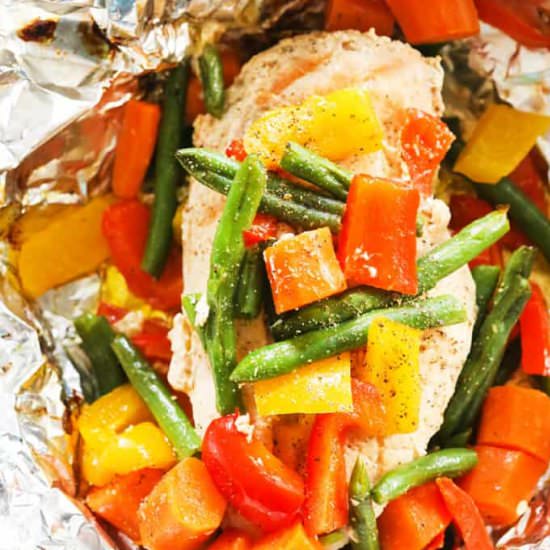 Grilled Chicken and Veggies in Foil - Recipe photo by pipandebby