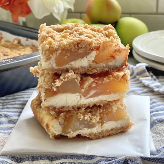 Apple Cheesecake Bars - Recipe photo by katiescucina