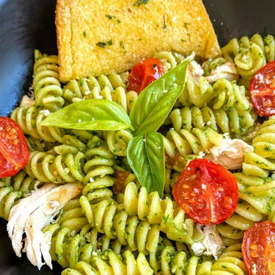 Chicken Pesto Pasta with Tomatoes - Recipe photo by Platein28