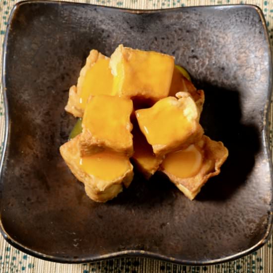 Egg yolk sauce on crispy fried tofu - Recipe photo by delectabilia