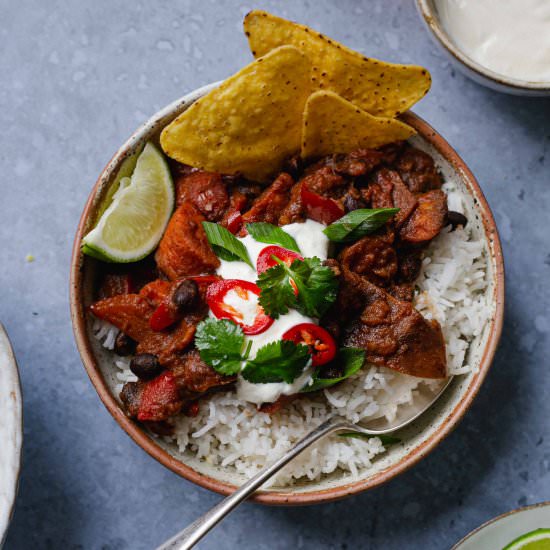 Smoky low FODMAP vegetarian chilli - Recipe photo by Shecanteatwhat