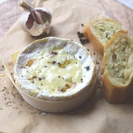 BAKED CAMEMBERT WITH HONEY & THYME - Recipe photo by endofthefork