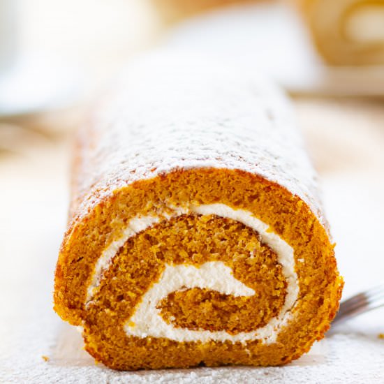 Pumpkin roll - Recipe photo by mecooks.com
