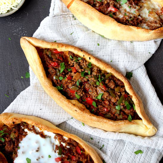 Pide, turkish ground beef pizza - Recipe photo by Travel and Food