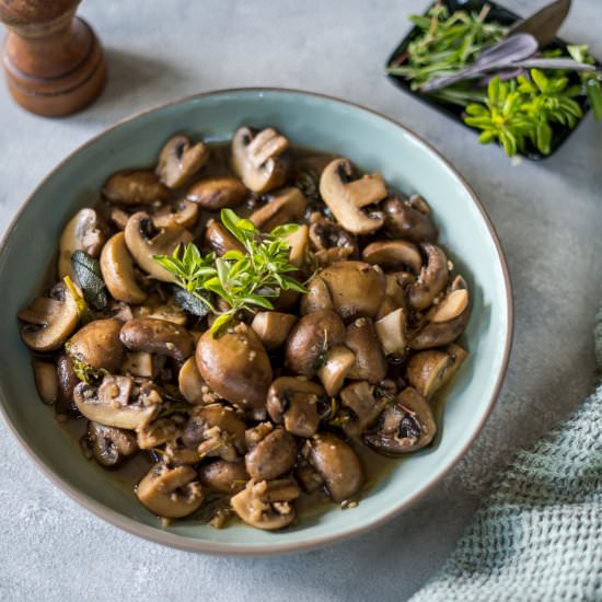 White Wine and Garlic Mushrooms - Recipe photo by Sixhungryfeet