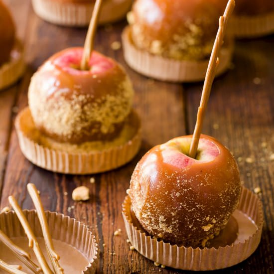 How to Make Caramel Apples - Recipe photo by cupcakeproject