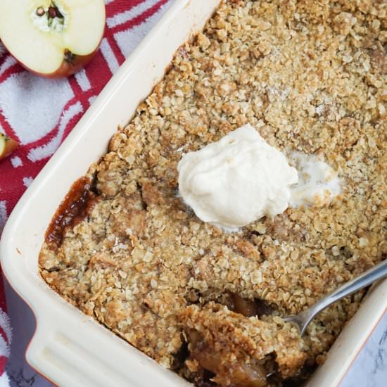The best apple crisp recipe - Recipe photo by cookingwithteamj