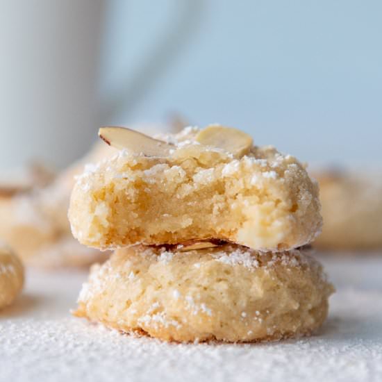 Italian Almond Macaroons - Recipe photo by MamaGourmand
