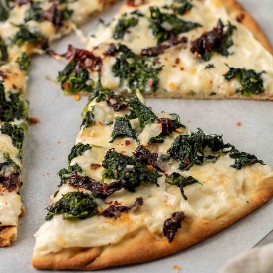 Spinach pizza with white sauce - Recipe photo by lifestyleofafoodie