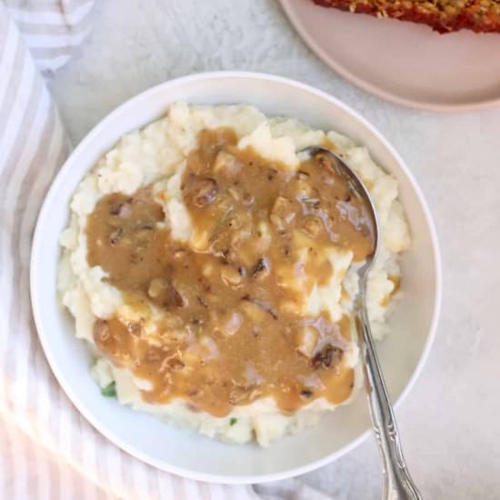 Cozy Vegan Gravy - Recipe photo by Hummusapien