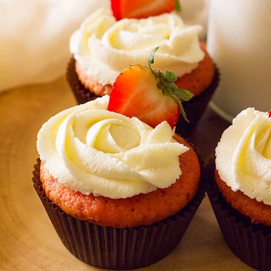 Strawberry Cupcakes - Recipe photo by MunatyCooking