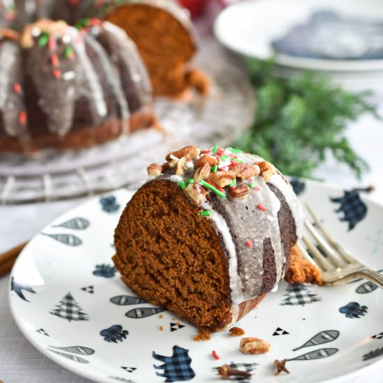 Easy Vegan Gingerbread Cake - Recipe photo by Woman in Real Life