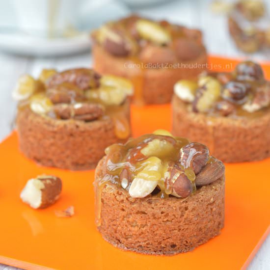 Small sloffen with nuts and caramel - Recipe photo by zoethoudertje