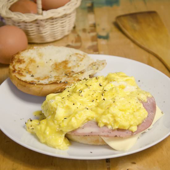 Classic scrambled egg - Recipe photo by Hungry PeePor