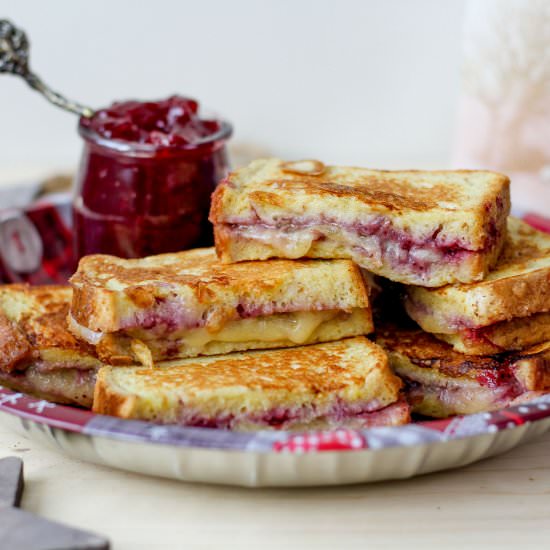 Mozzarella and cranberry sandwiches - Recipe photo by mecooks.com