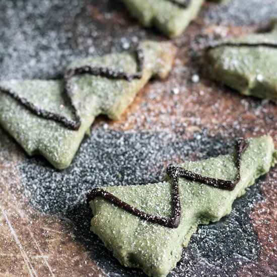 Vegan Christmas tree cookies - Recipe photo by Mandy Sneaky Veg
