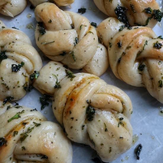 vegan garlic knots - Recipe photo by fromthecomfortofmybowl