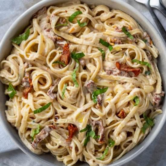 Vegan Fettuccine Alfredo - Recipe photo by Sixhungryfeet