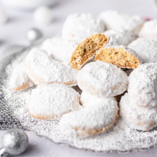 Kourabiedes (Greek Butter Cookies) - Recipe photo by omgfood.com