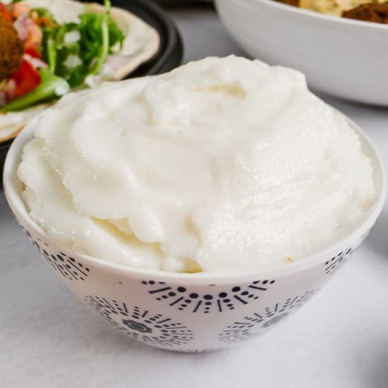 creamy garlic sauce (4 ingredients) - Recipe photo by brokebankvegan