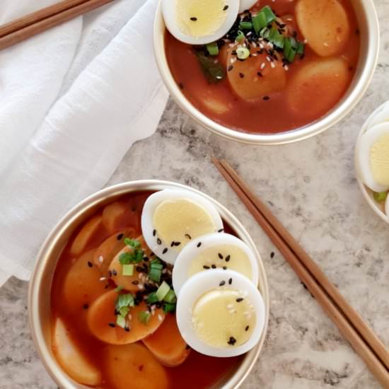 VEGETARIAN TTEOKBOKKI: RICE CAKES - Recipe photo by Blue World Dreams