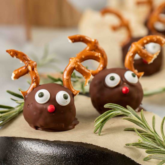 Healthy peanut butter reindeer ball - Recipe photo by lifestyleofafoodie