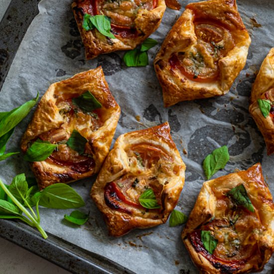 TOMATO AND BASIL PUFF PASTRIES - Recipe photo by TaylahsKitchen