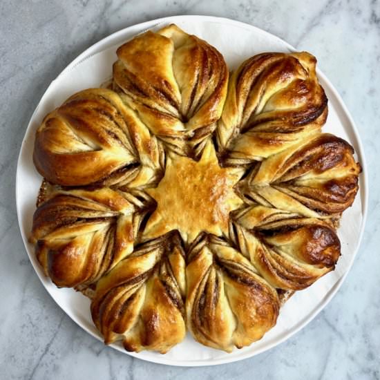 Cinnamon Star Bread - Recipe photo by thebrookcook.wordpress.com