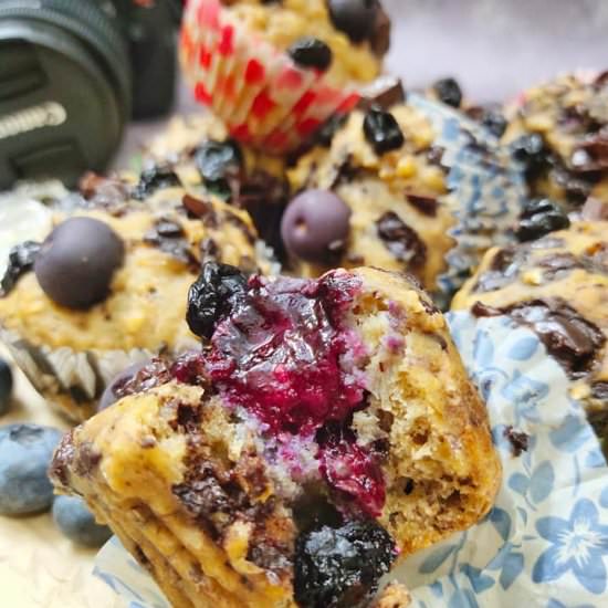 DarkChocolate Blueberry Oats Muffin - Recipe photo by pinchofflavours