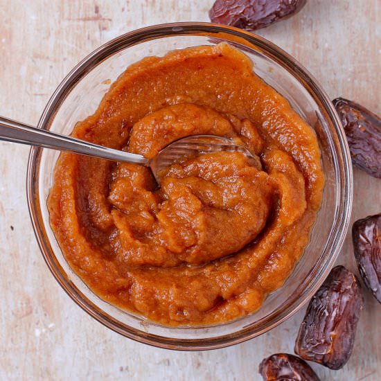 How to make date paste - Recipe photo by veganwithgusto