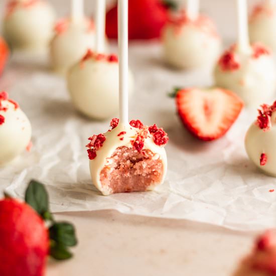 Strawberry Cake Pops - Recipe photo by bake and bacon
